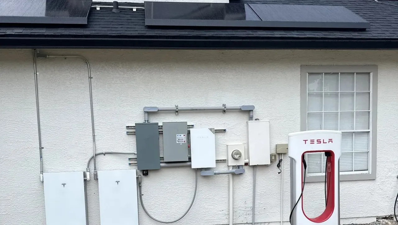 Собственик на Tesla си изработва персонализирано “Суперзарядно” у дома 
