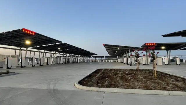 Най-големият в света суперзаряден  център  за Tesla: 168 места, 100% автономна, захранвана от слънце и батерии