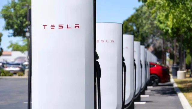 Tesla започва виртуални тестове на опашката за зарядни станции, следва публичен тест 