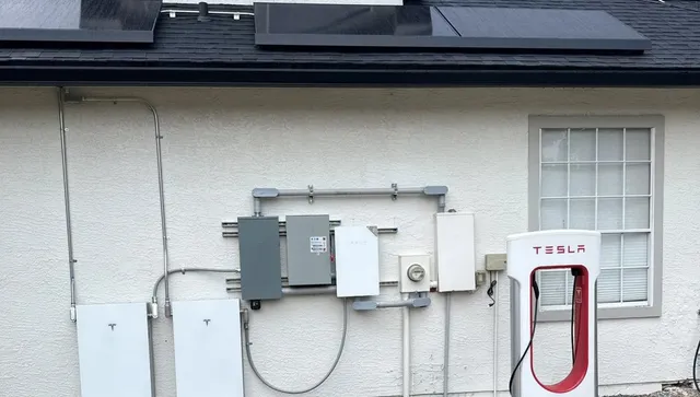 Собственик на Tesla си изработва персонализирано “Суперзарядно” у дома 